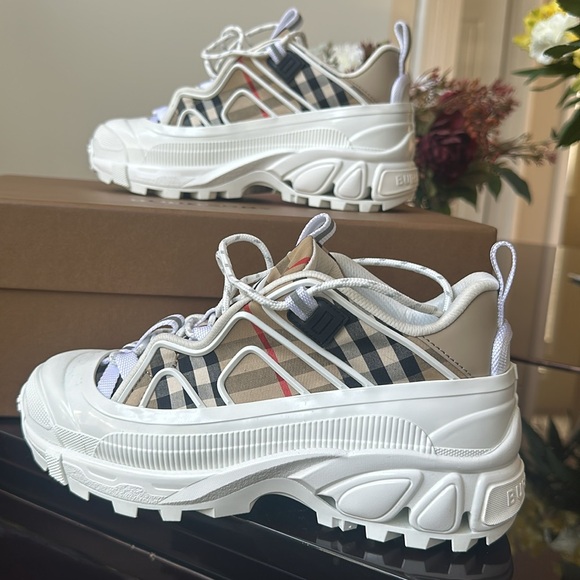 ⭐️⭐️⭐️SOLD⭐️⭐️⭐️MINT! Burberry Arthur Vintage Check & Leather Sneakers - Picture 5 of 17